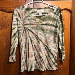 Tie dyed geometric print shirt with scalloped edges